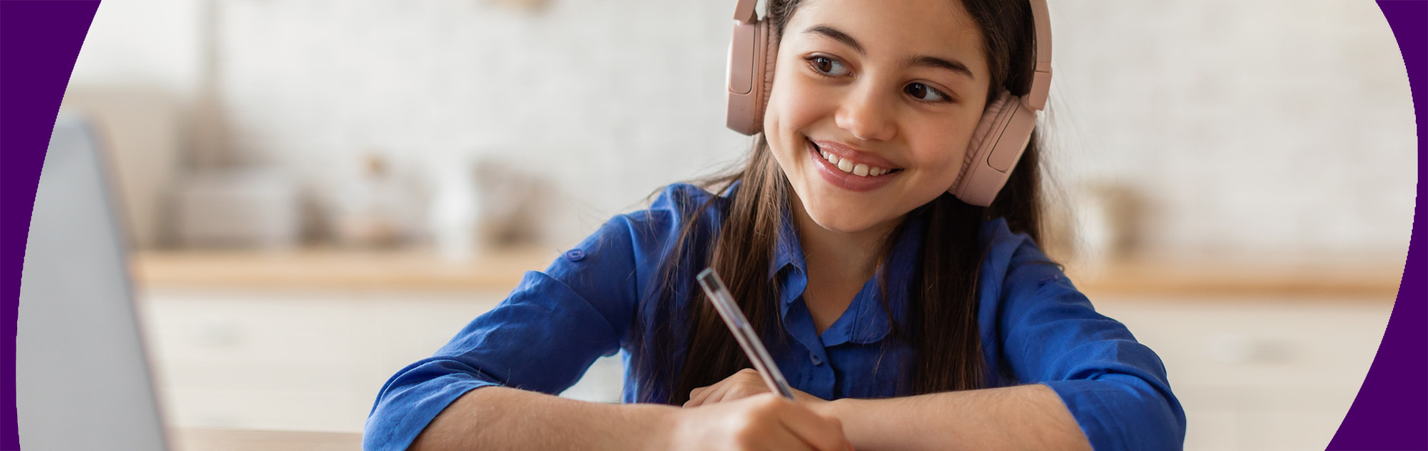 imagen de una joven pensativa sosteniendo un cable de internet