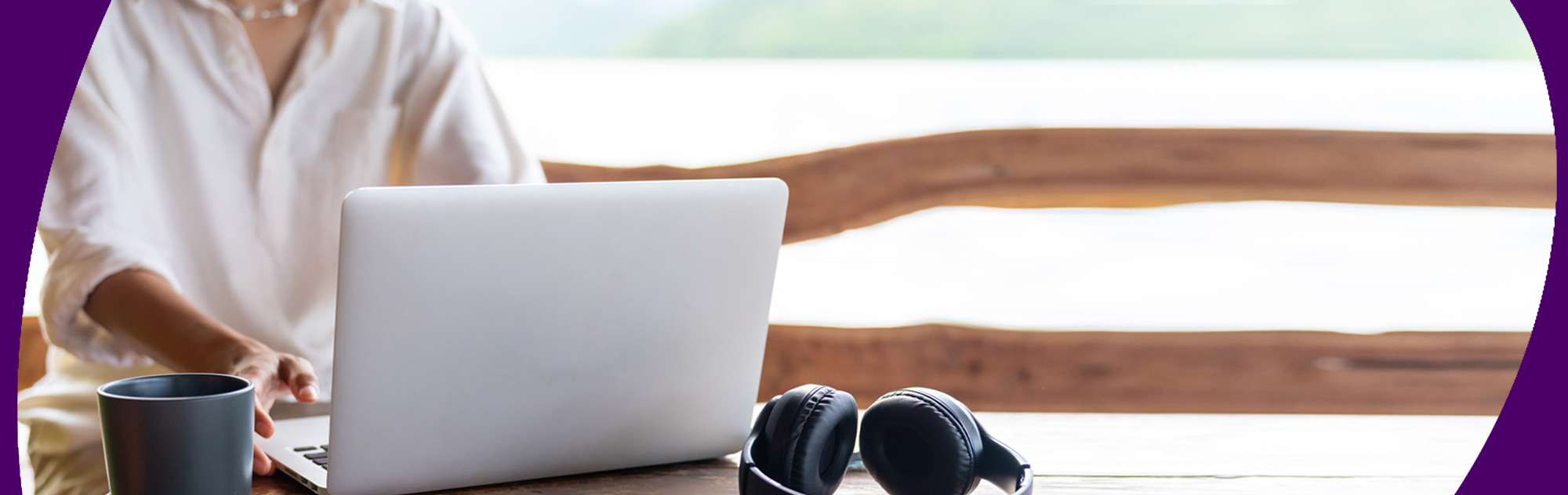 imagen de una joven pensativa sosteniendo un cable de internet
