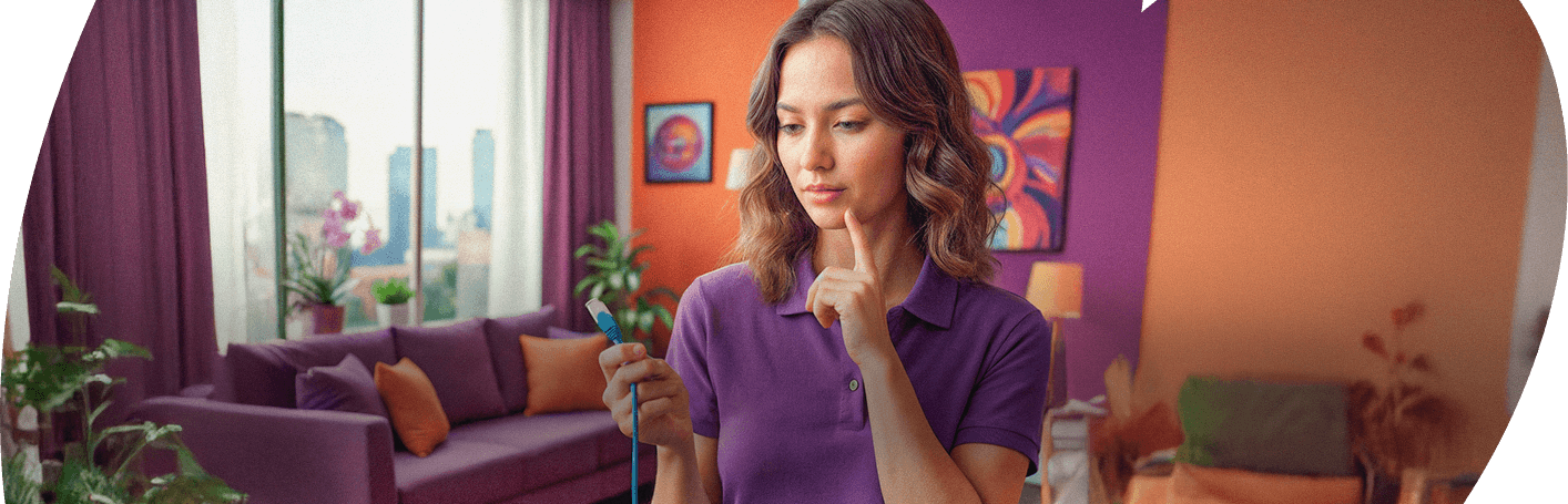 imagen de una joven pensativa sosteniendo un cable de internet