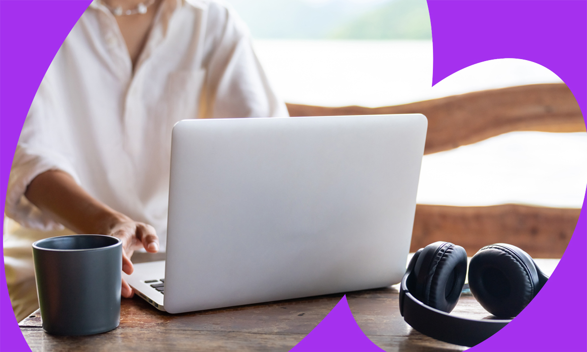 imagen de dos jóvenes con laptop